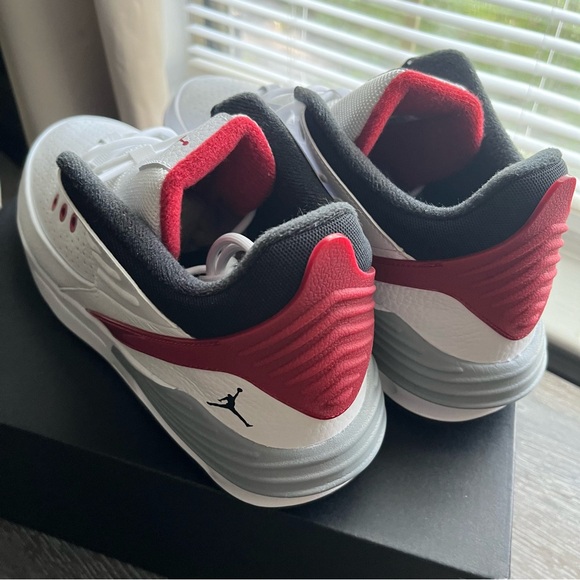 JORDAN ✨ Max Aura 5 White/Black Varsity Red Men’s SIZE 10.5 NIB - Picture 3 of 5